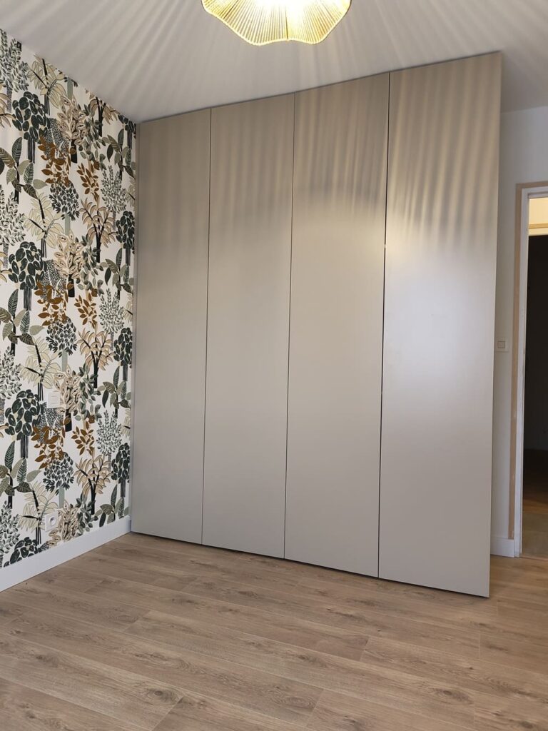 Conception et pose d'un aménagement sur mesure avec porte pliante. portes fermées