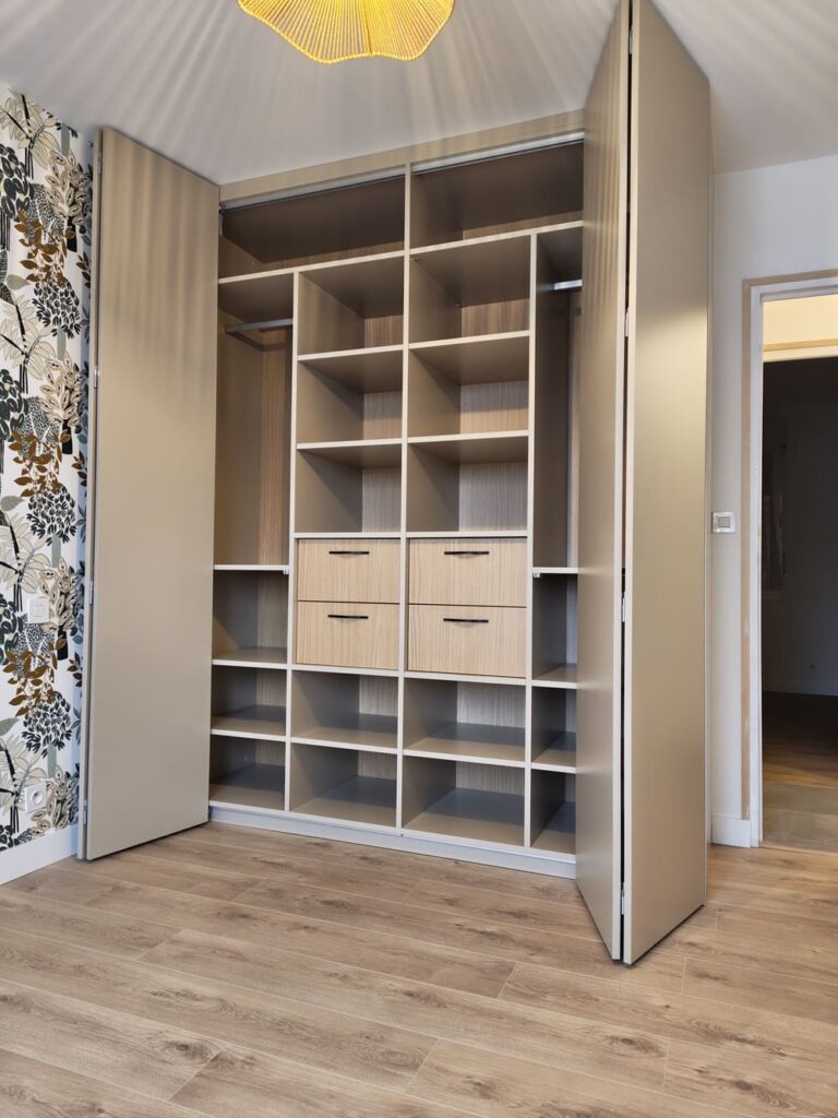 Conception et pose d'un aménagement sur mesure avec porte pliante. portes ouvertes