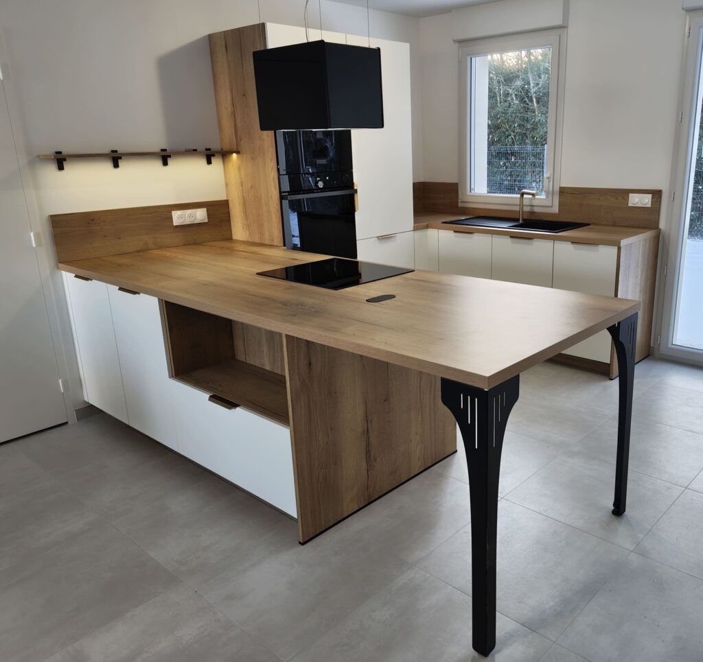 Cuisine laqué blanche anti trace de doigt. Plan de travail chêne miel